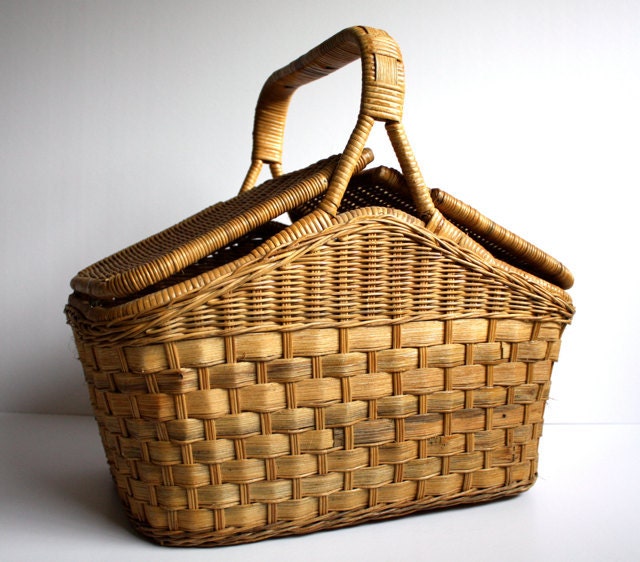 Vintage Classic PICNIC Basket
