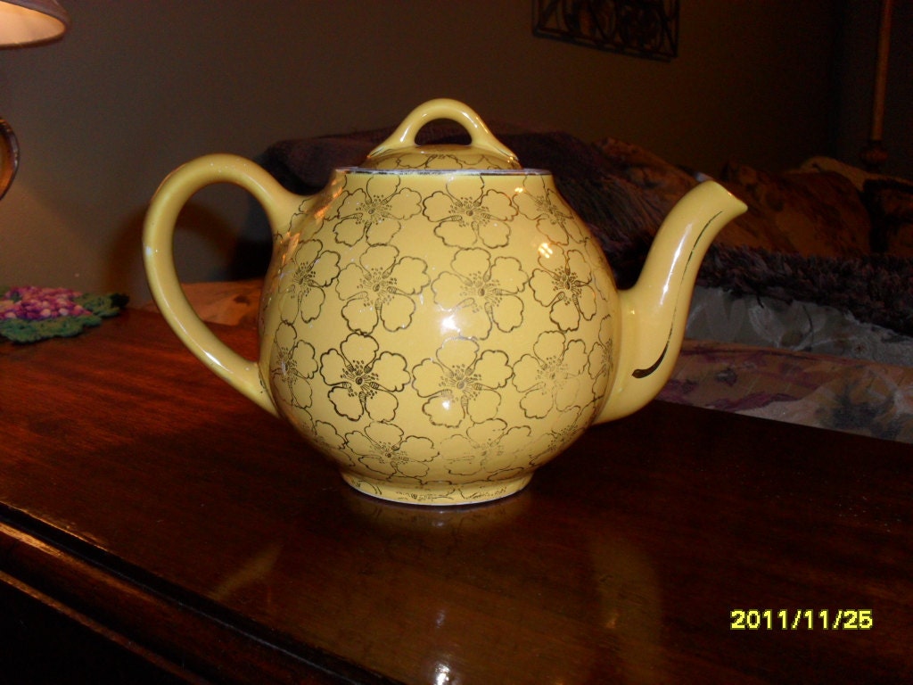 Hall 6 Cup Teapot