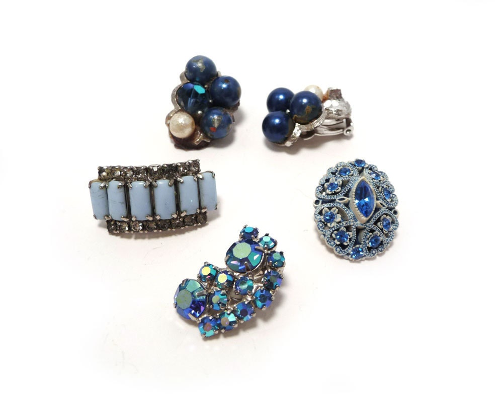 Single vintage earrings in blue
