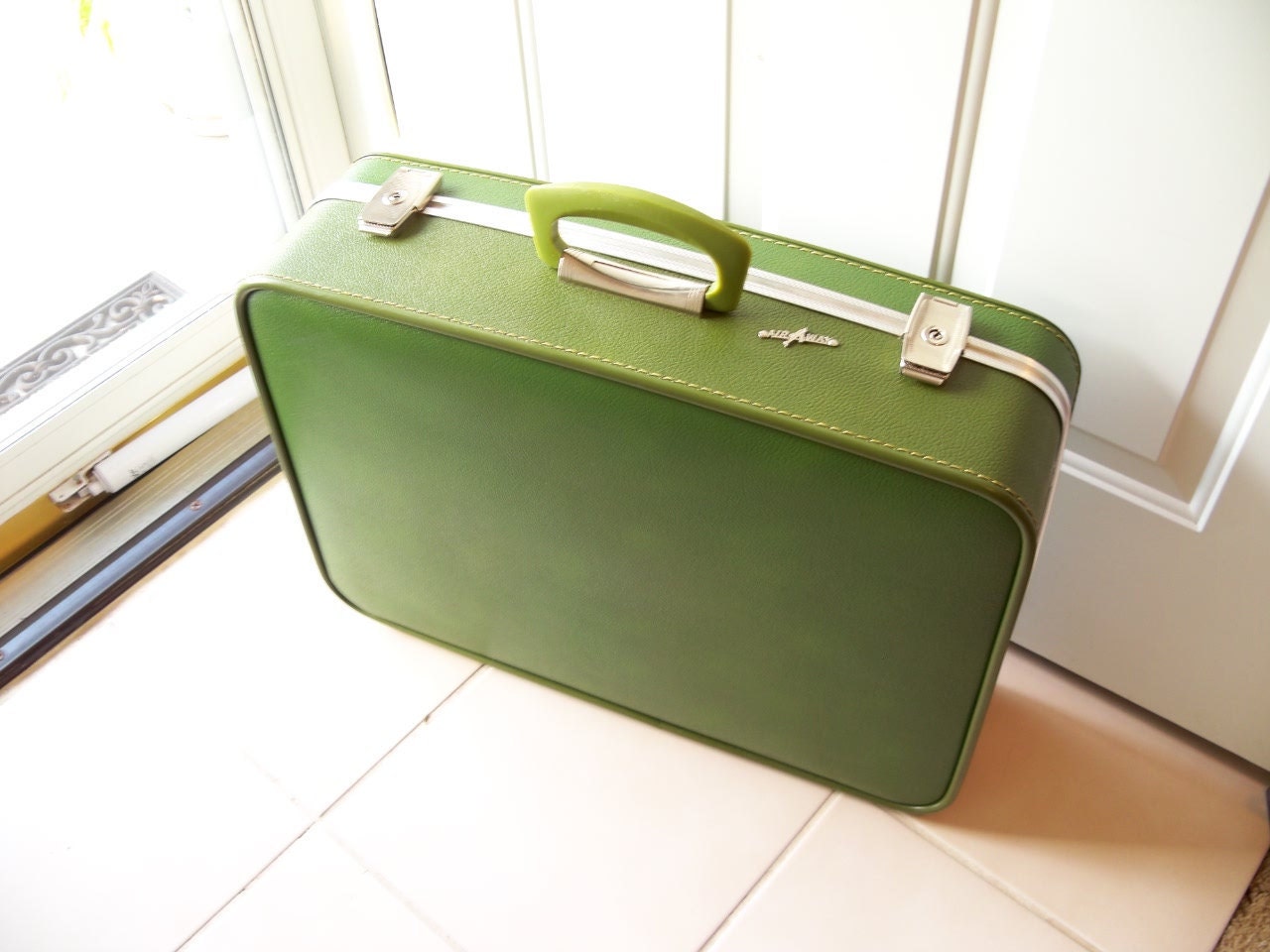 AiRWaY Suitcase Green with Yellow interior and KEY
