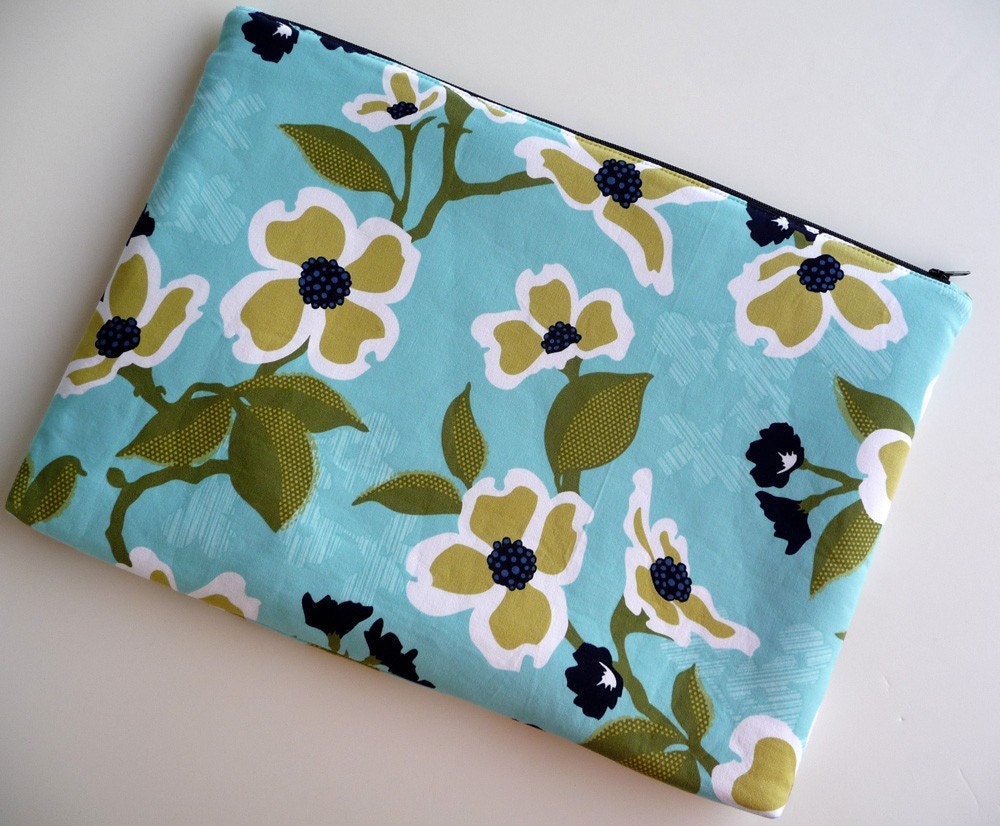 13 Inch MacBook or MacBook Pro Laptop Sleeve - Dogwood Bloom in Pond
