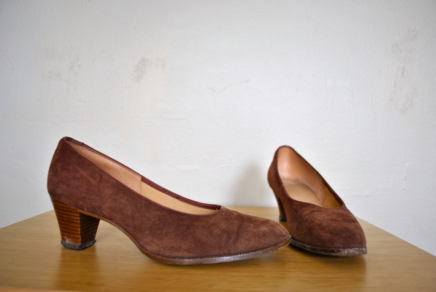 CLEARANCE  SALE   Vintage Shoes / 1970s Brown Suede Shoes / Vintage Heels / 1970s Brown Suede Fanfare Heels