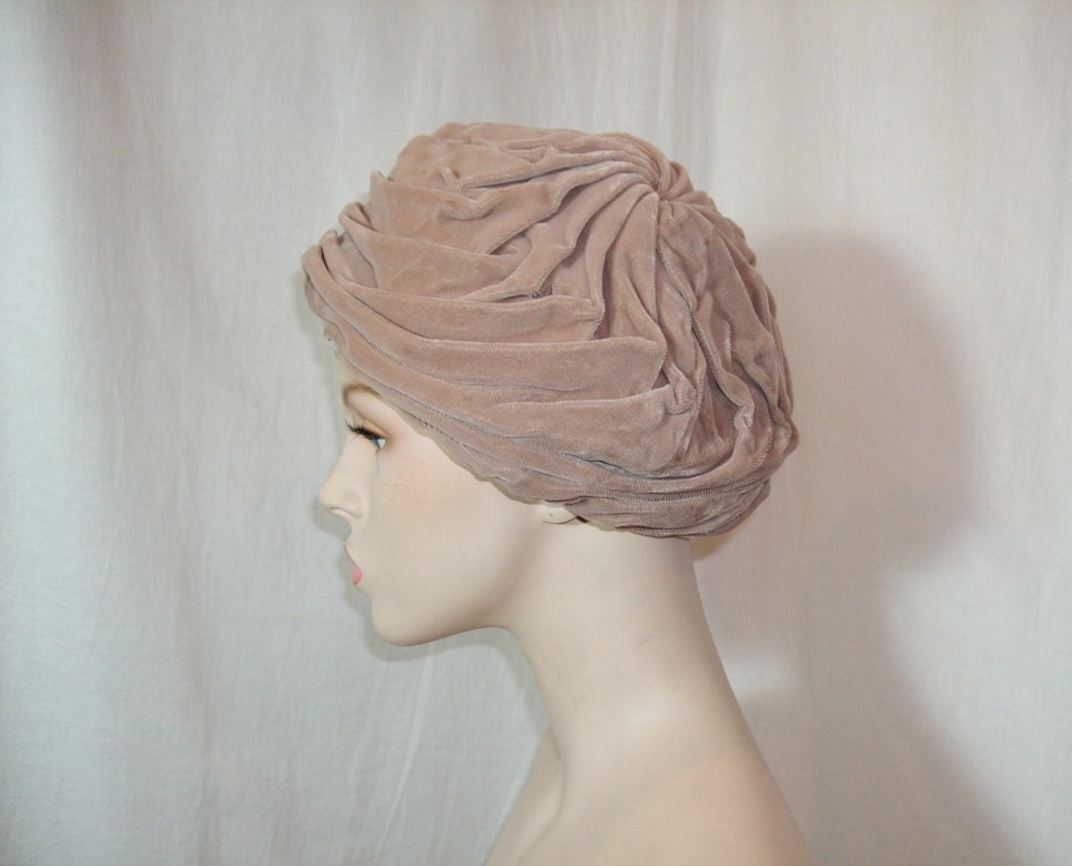 Soft velvet hat in pale salmon