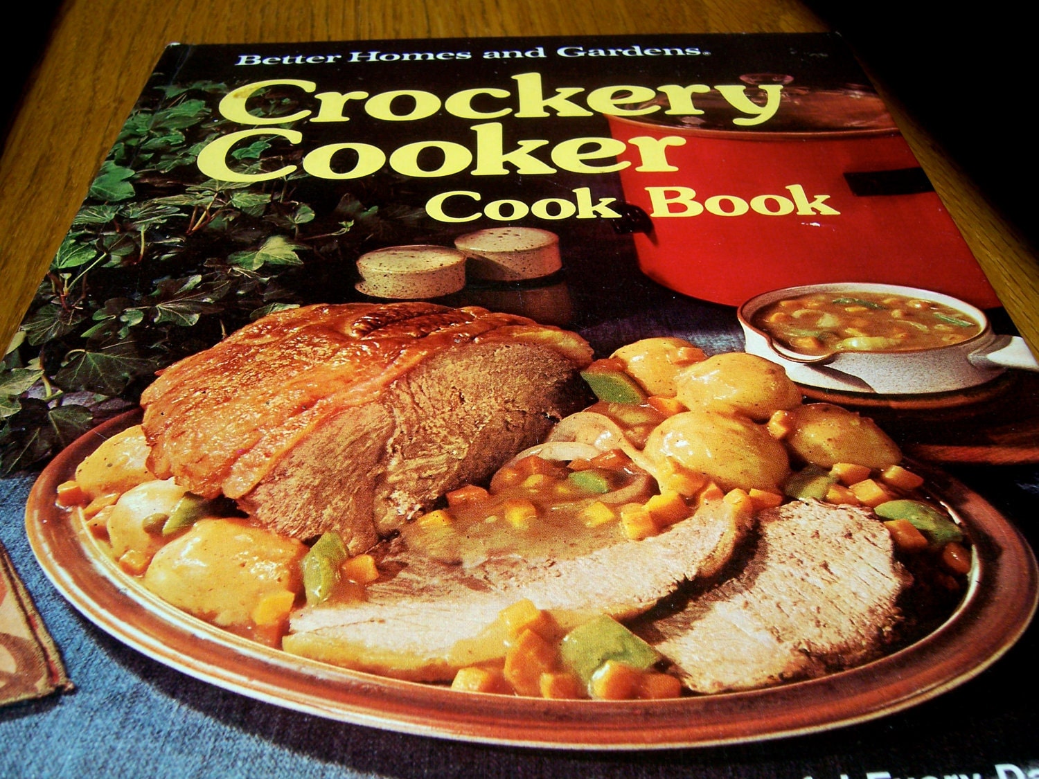 Cookbook of crock pot recipes titled Better Homes and Gardens Crockery Cook Book offers healthy, delicious recipes that save time and money.