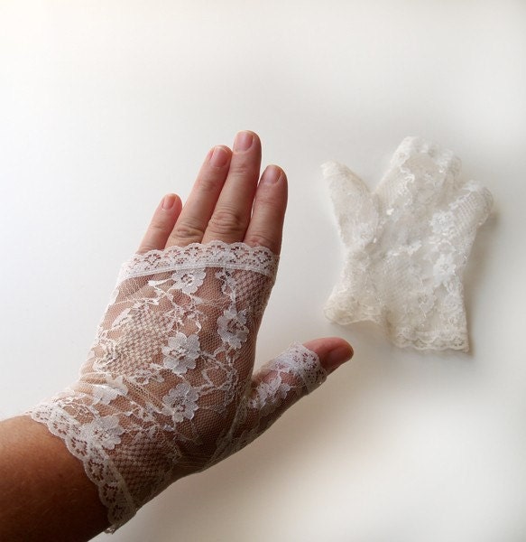 Vintage White Lace Fingerless Gloves by treasuredarling on Etsy