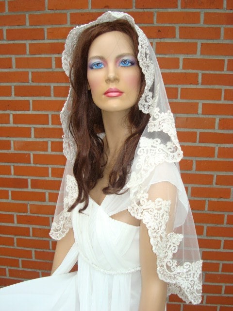 40 INCH MANTILLA VEIL '' LORALINE''  WITH A BEAUTIFUL BEADED LACE EDGE