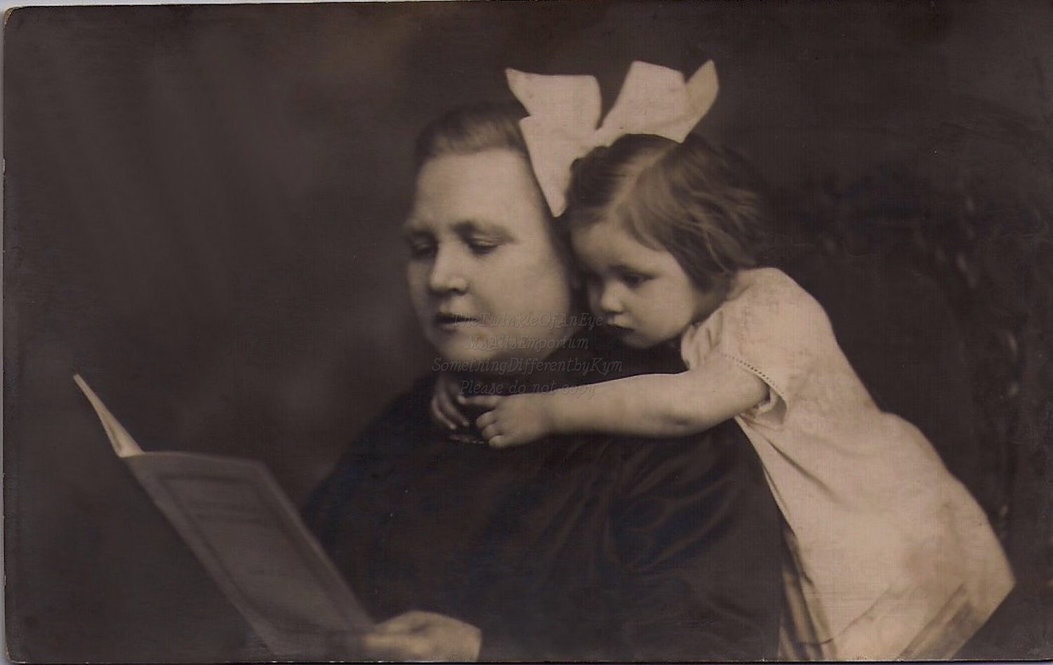 Dreamy, Mom reads to child, Vintage Photo ,digital download