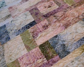 Peaceful columns bed quilt