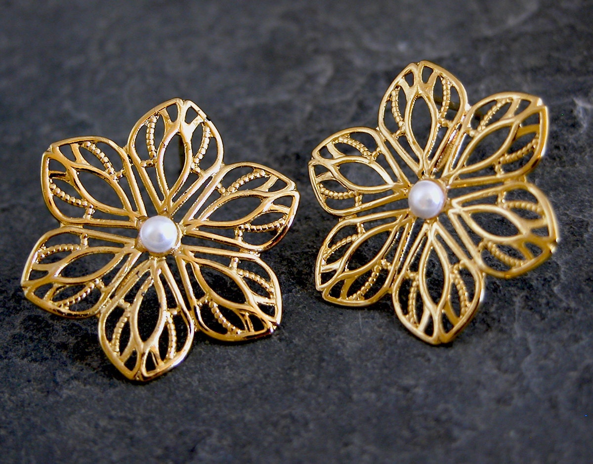 Bridal Wedding Party Earrings Elegant white pearl Earrings,Gold Stud Earrings, Lace Wedding Earrings , Gold Flower Stud Earrings With Pearl