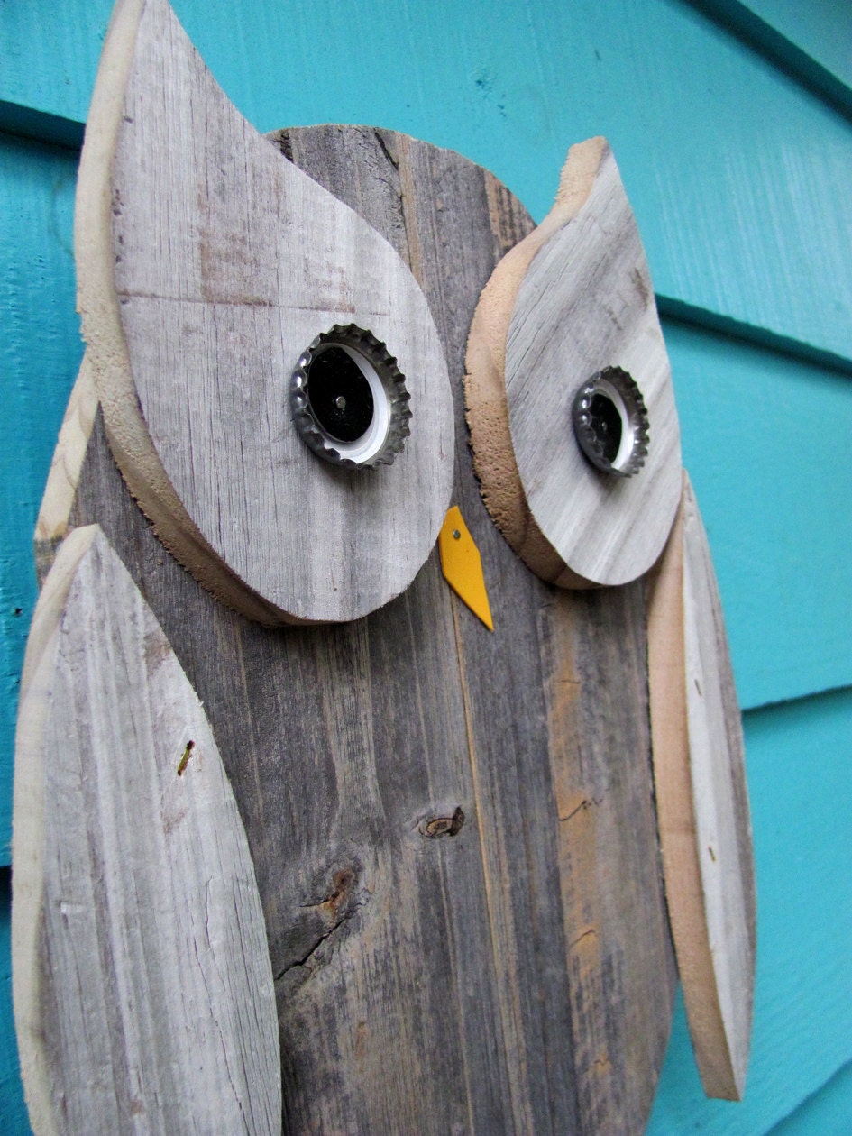 Owl wall hanging made of recycled wood