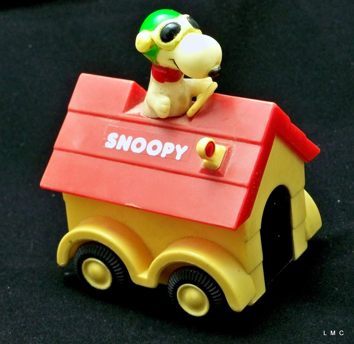 snoopy doghouse toy