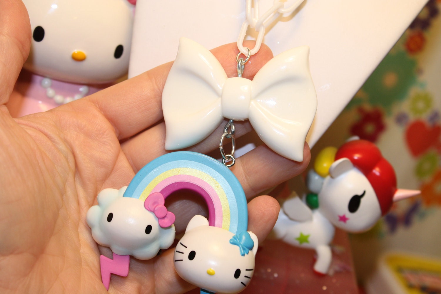 Hello Kitty Kawaii necklace Rainbow Chunky White bow and Plastic link necklace so cute