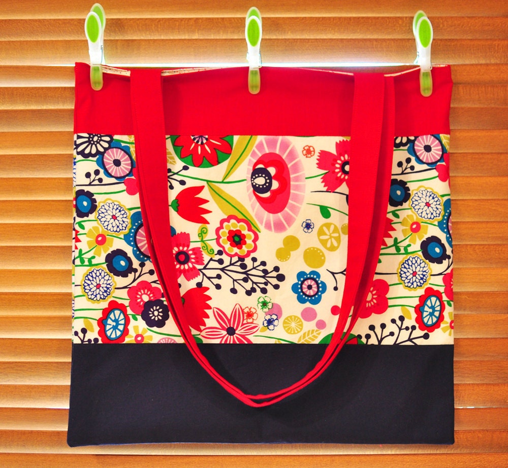 Cotton Tote bag in Bright flowers and Red, Blue accents