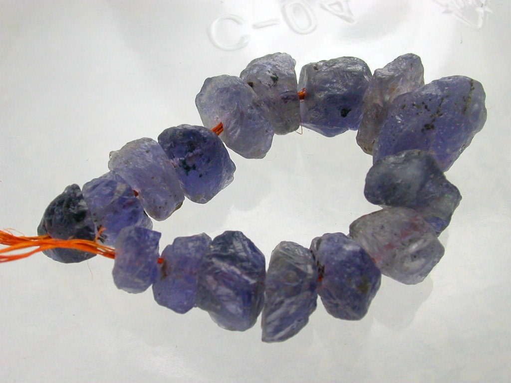 IoLite. PurPLE bLue BeAd Rough. 16pc. 94.50 carats. GRADUATED Strand. Flat ,Blocky, PeNdAnT Drilled cOOl - Nice (ref.IO113)