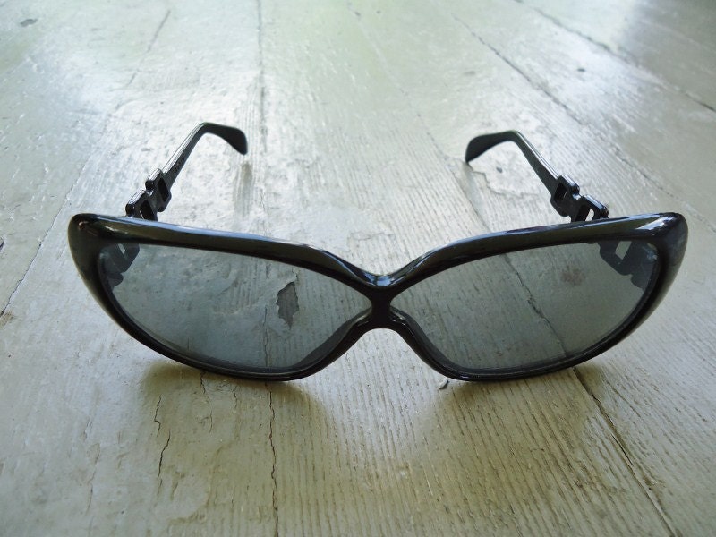 Thick Black Plastic Chain Framed Vintage 1960's Womens Sunglasses Shades