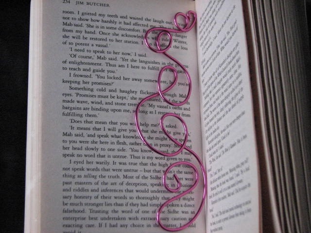 Dark pink wire bookmark