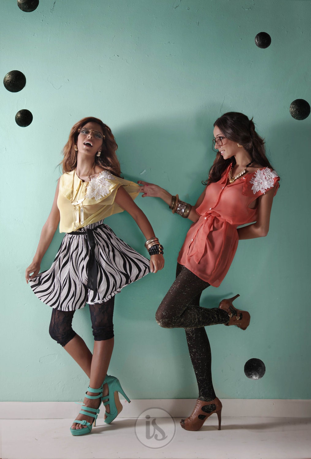 Chiffon tunic with white pearls applique-comes with a matching belt