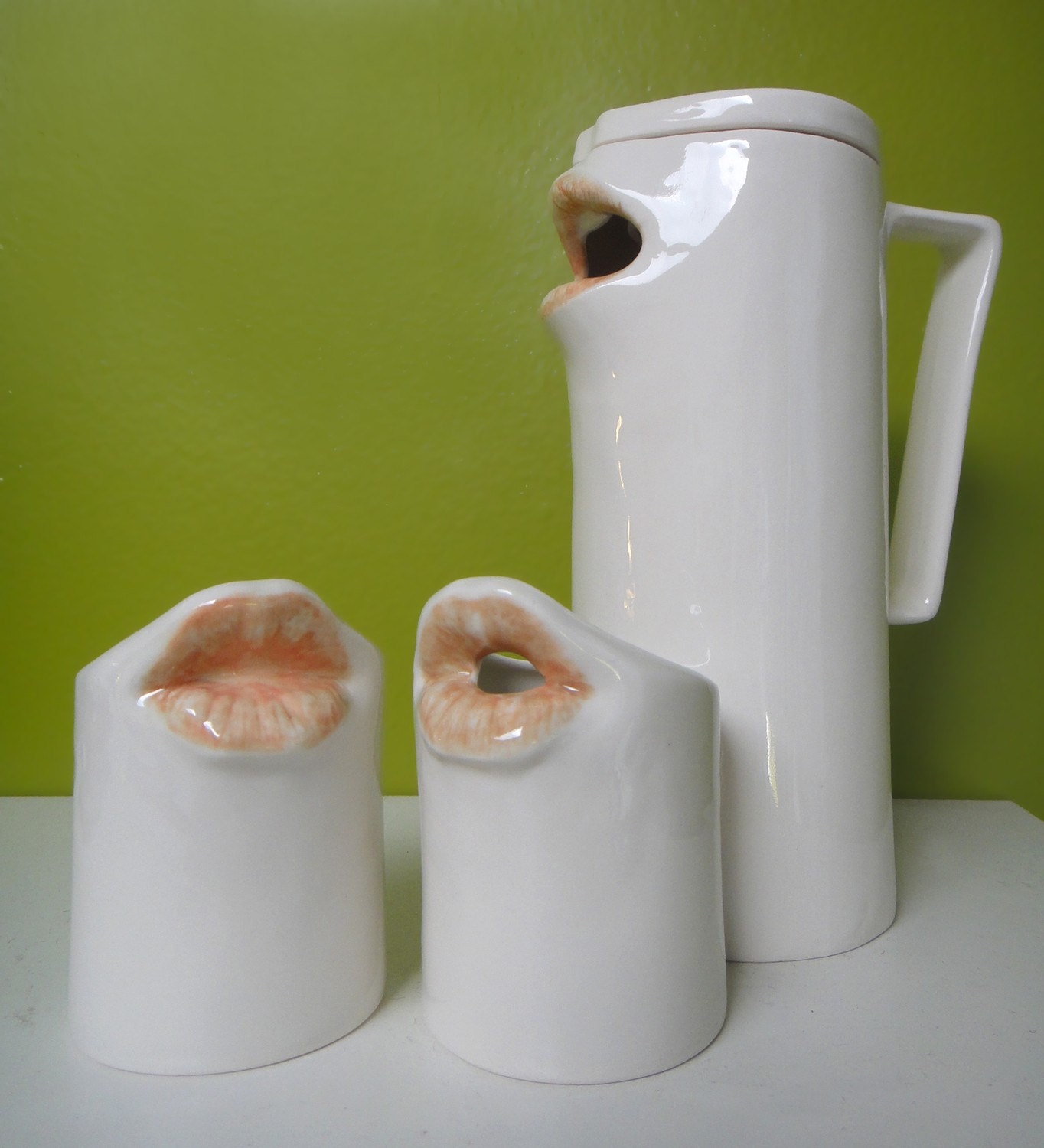 Porcelain tea / coffee pot with mouth spout