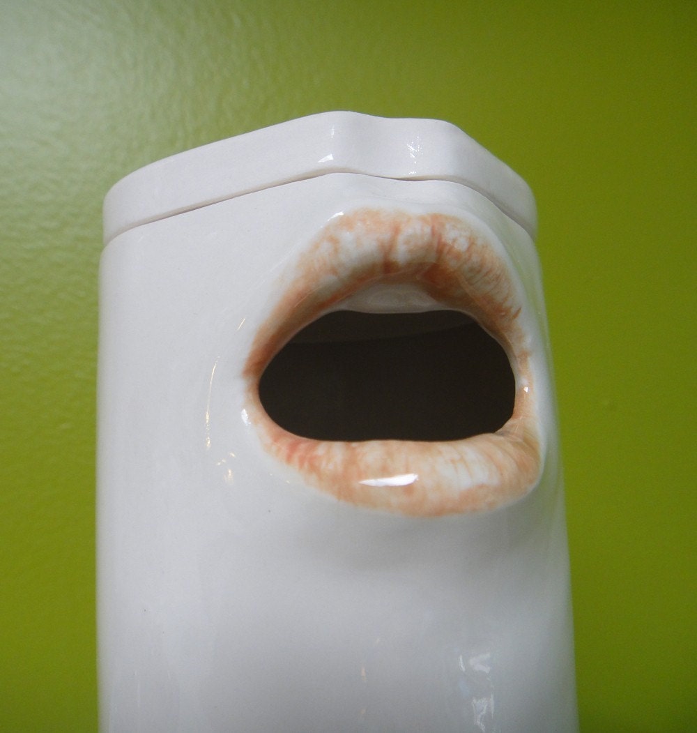 Porcelain tea / coffee pot with mouth spout
