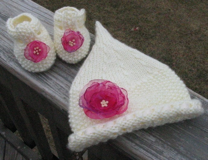 Knitted new born baby hat and booties set