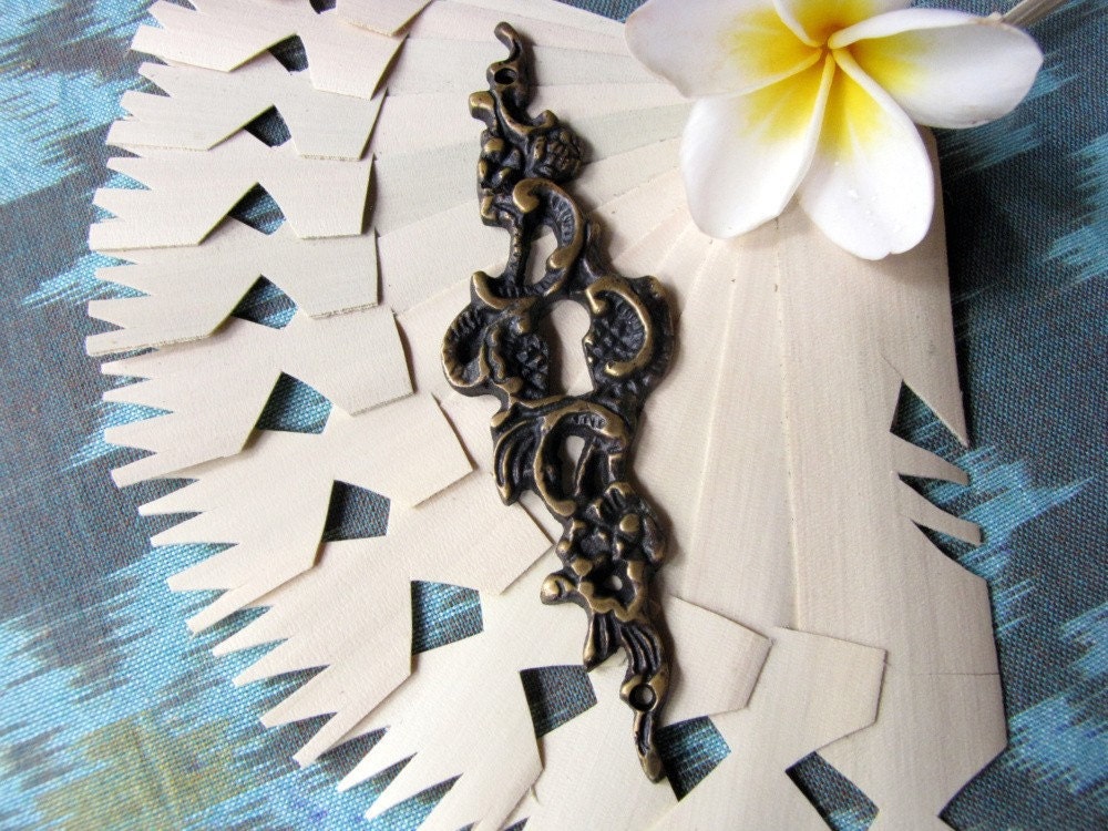 Layonsari Brass Keyhole Escutcheon
