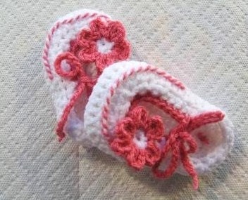 Crochet Baby Pattern, Keyhole Booties  for Girls ( pdf pattern for sale)