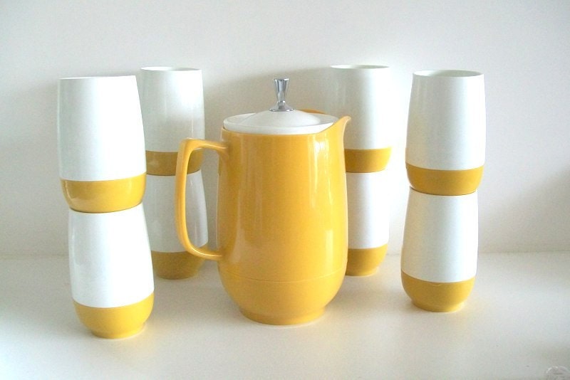 Vintage Thermos Insulated Ware Pitcher & 8 Tumbler Glasses Set White And Sunny Yellow