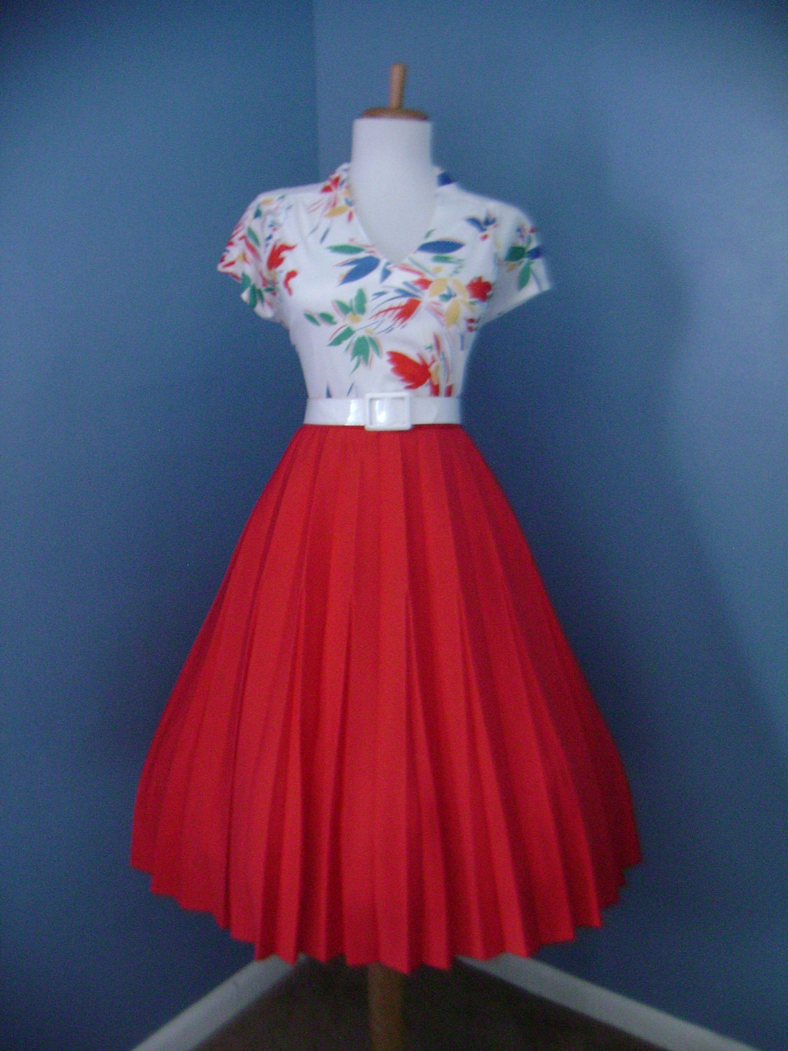 VINTAGE 1950s 1960s  Red Accordion Style Pleated Full Skirt   R1