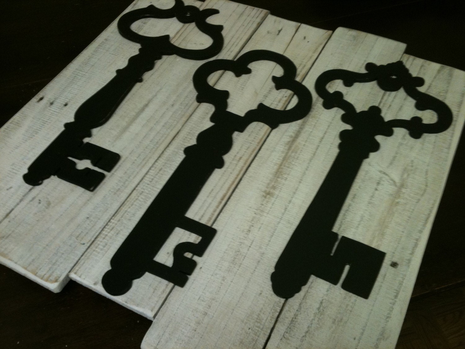 White Washed Vintage Inspired Skeleton Key Wall Decor - Upcycled Reclaimed Wood Planks - Pottery Barn  Inspired - Home Decor