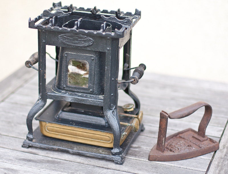Antique French Sad Iron and Antique Kerosene Iron Heater Flat Iron Rustic Houseware Country Vintage Industrial Home Decor elitett tbteam