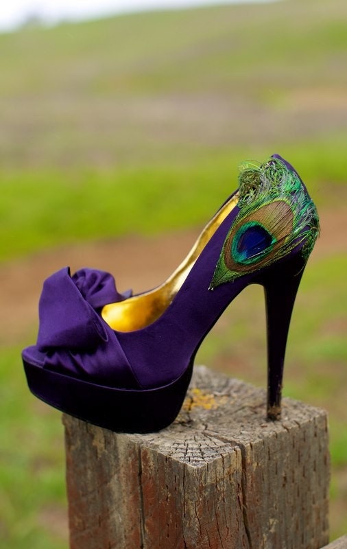 NO FEATHER EMBELLISHMENT ... Purple Satin Pumps .. Size 8
