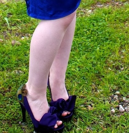 NO FEATHER EMBELLISHMENT ... Purple Satin Pumps .. Size 8