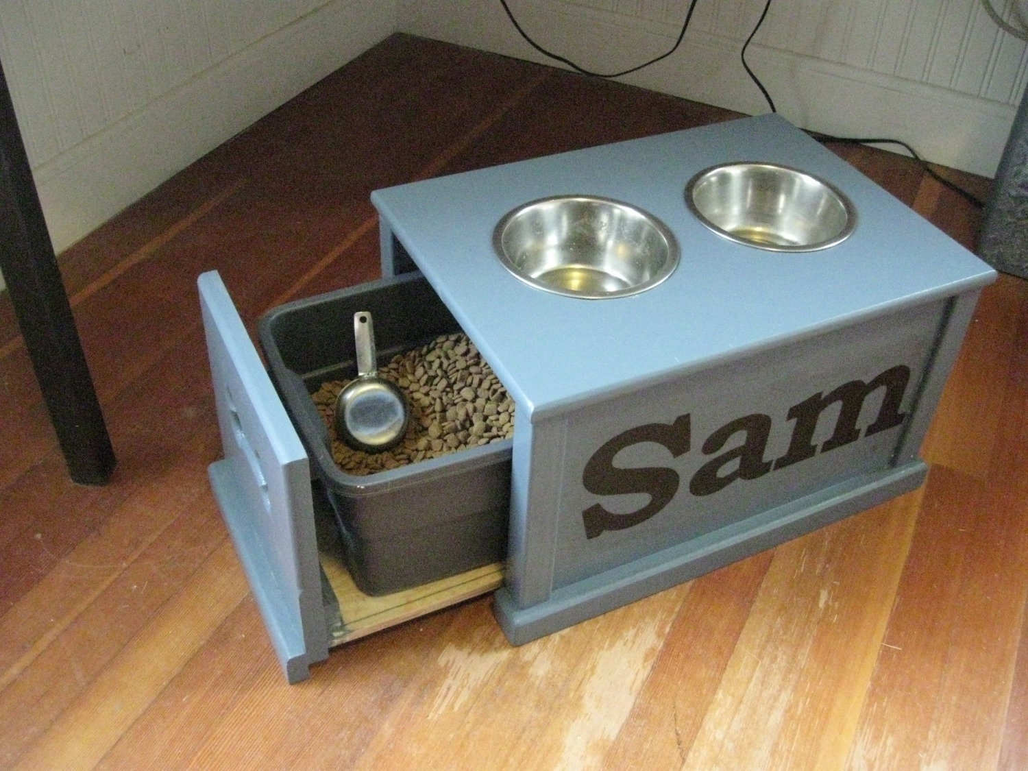 dog feeding station