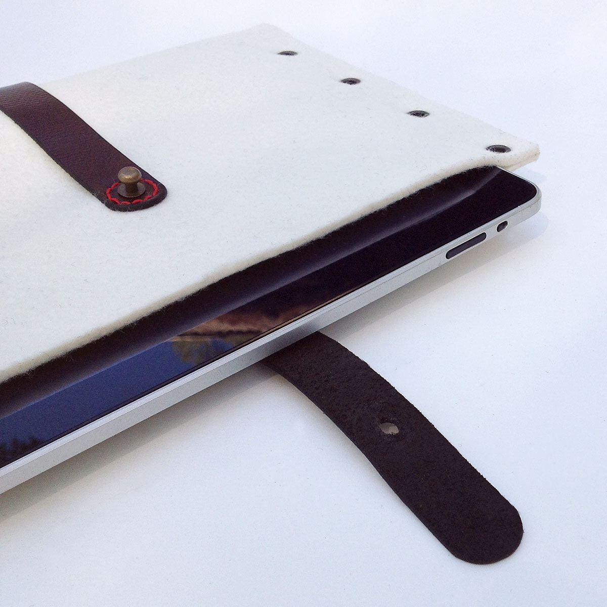 iPad CLASSIC white felt landscape mode sleeve