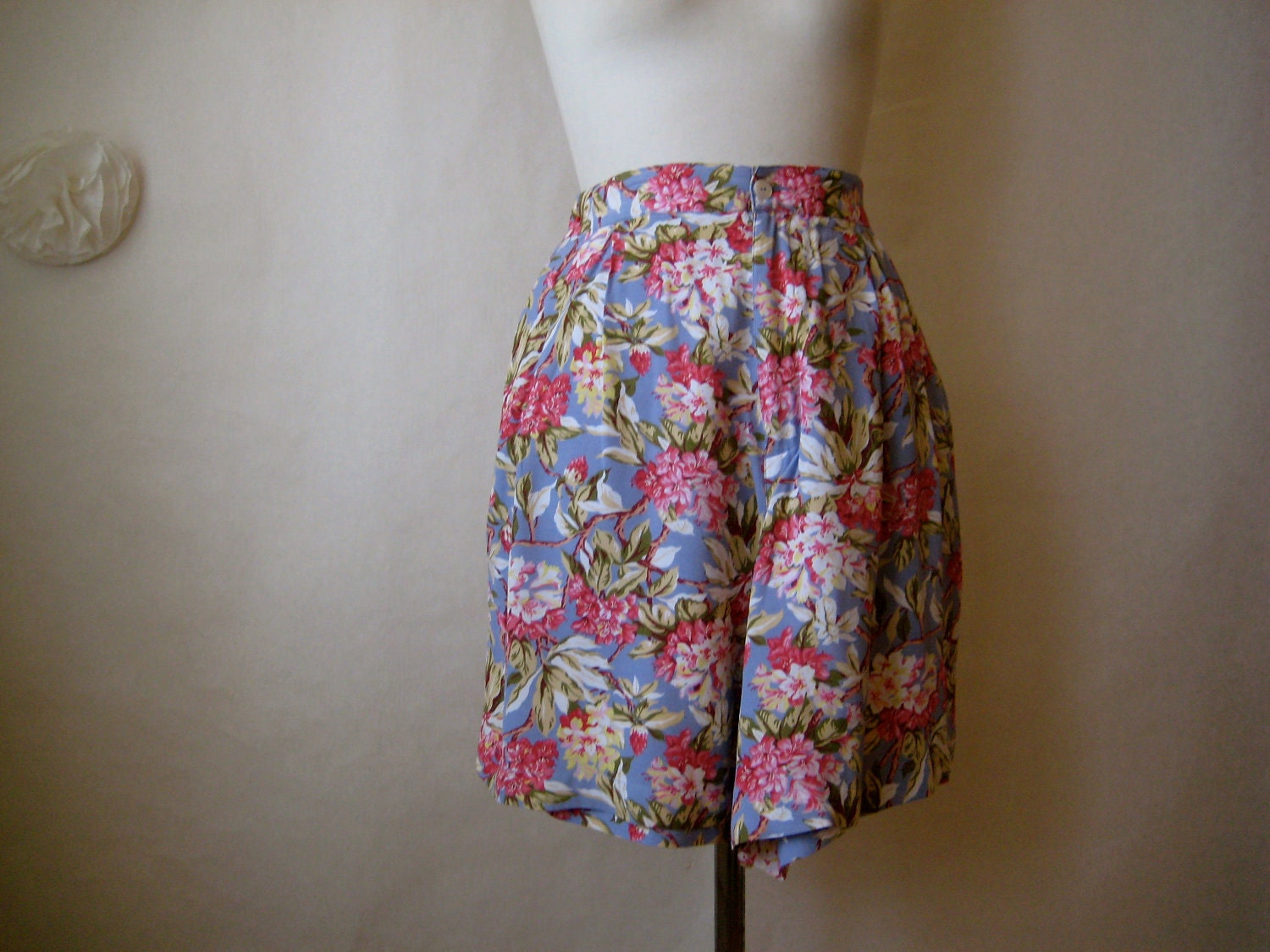 SALE. high waisted shorts. vintage rayon floral shorts liz claiborne.