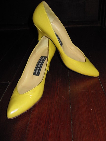 Yellow Fever - Sassy Vintage STUART WEITZMAN Pumps - W 6