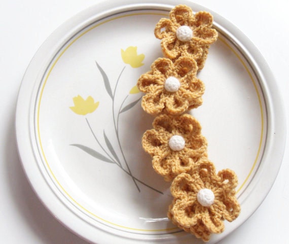 Napkin rings (4) Sunny yellow hand knitted in 100% wool with crochet daisy flower
