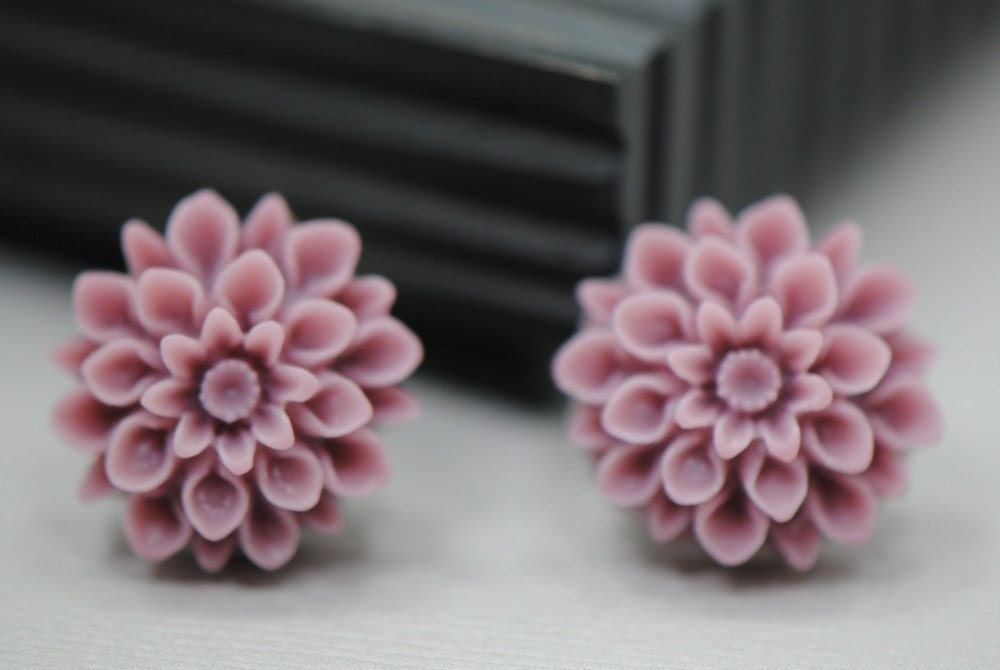 MUM Earrings - Lilac Light Purple Plum Chrysanthemum Stud Earrings