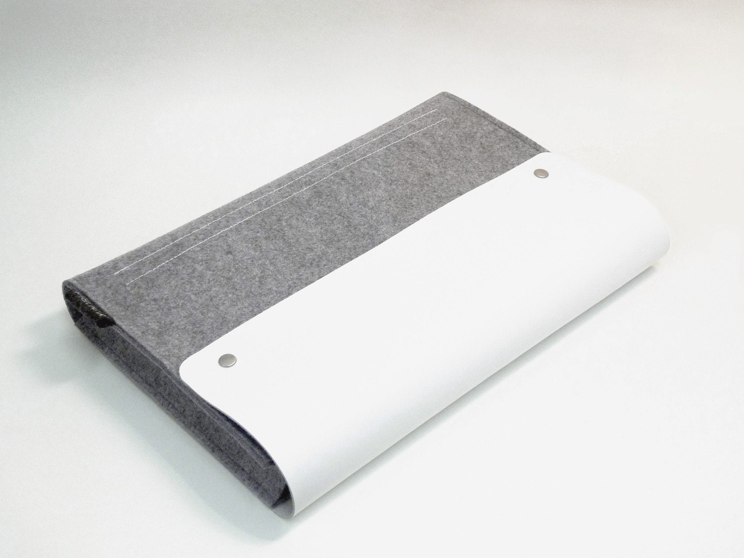 15-inch laptop sleeve - White leather with grey wool felt