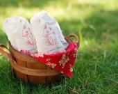 Muslin favor bags, 4x6.  Set of 25.  "Gnome Made" design with red mushroom.  Perfect favor bags for autumn party or woodland themed wedding.