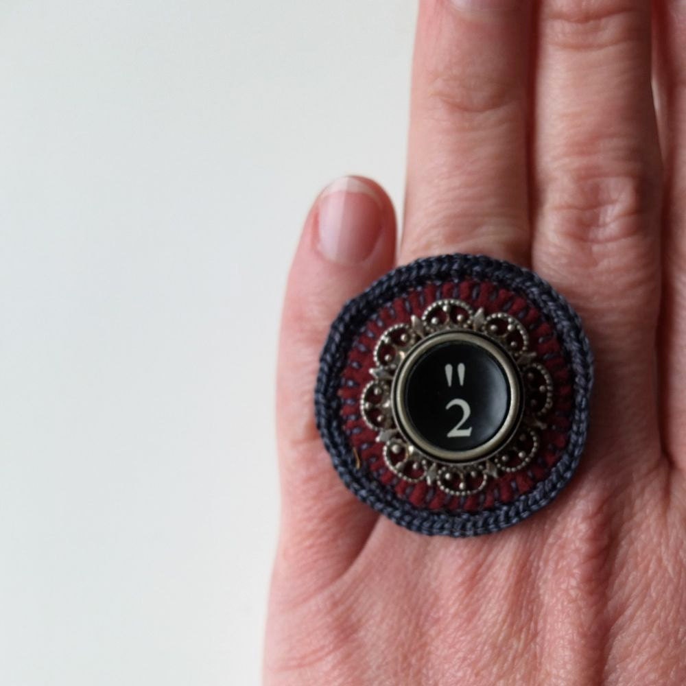 Typewriter key textile ring - black key - number 2