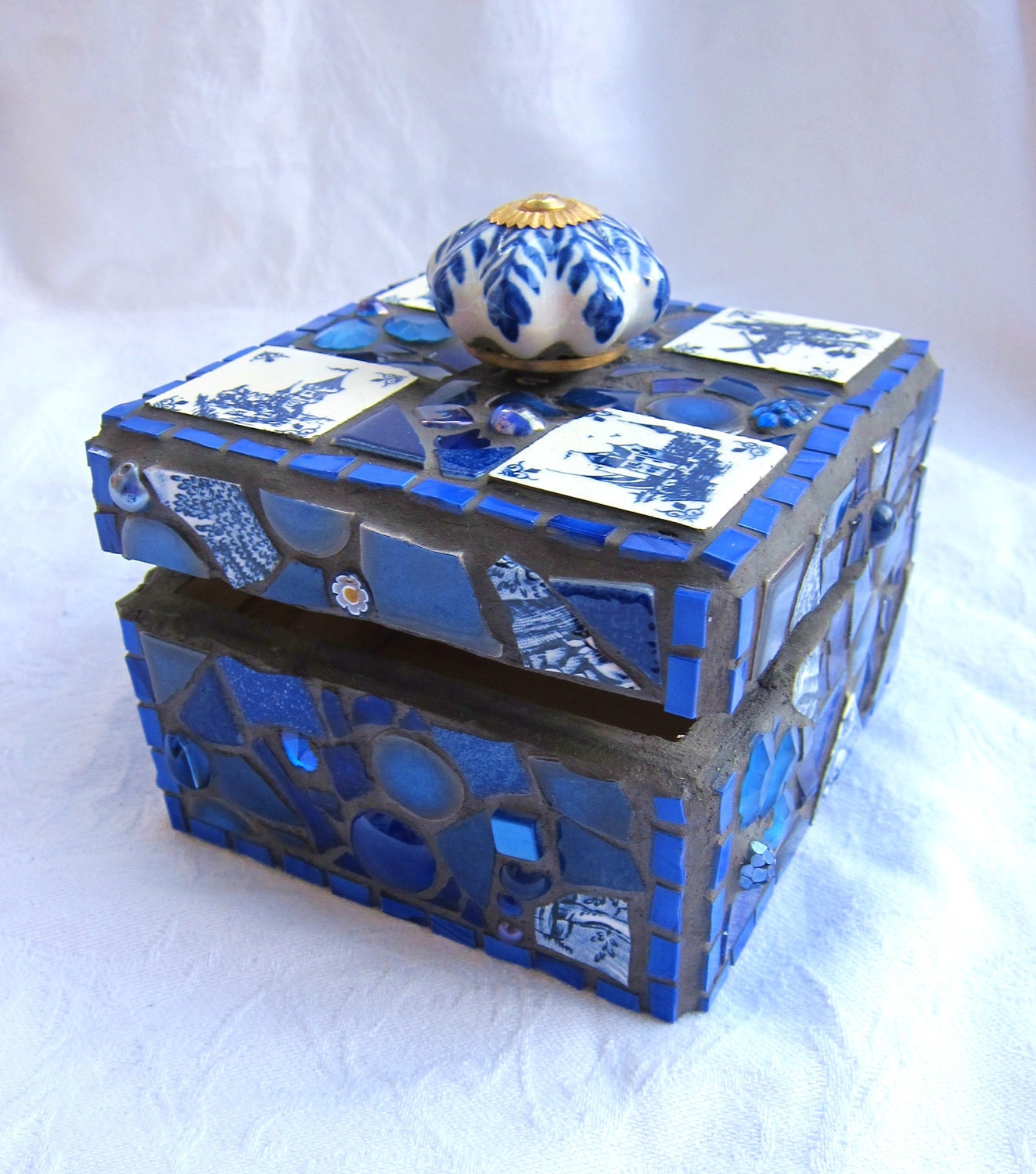 Amsterdam Mosaic Box in white and blue