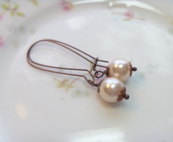 Vintage Pearl Earrings.  Dangle Earrings.