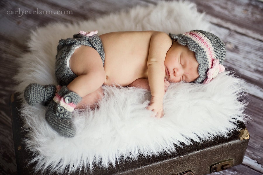 Photo Prop/ Baby gift set (ankle booties, diaper cover and scallop edge beanie with flower)