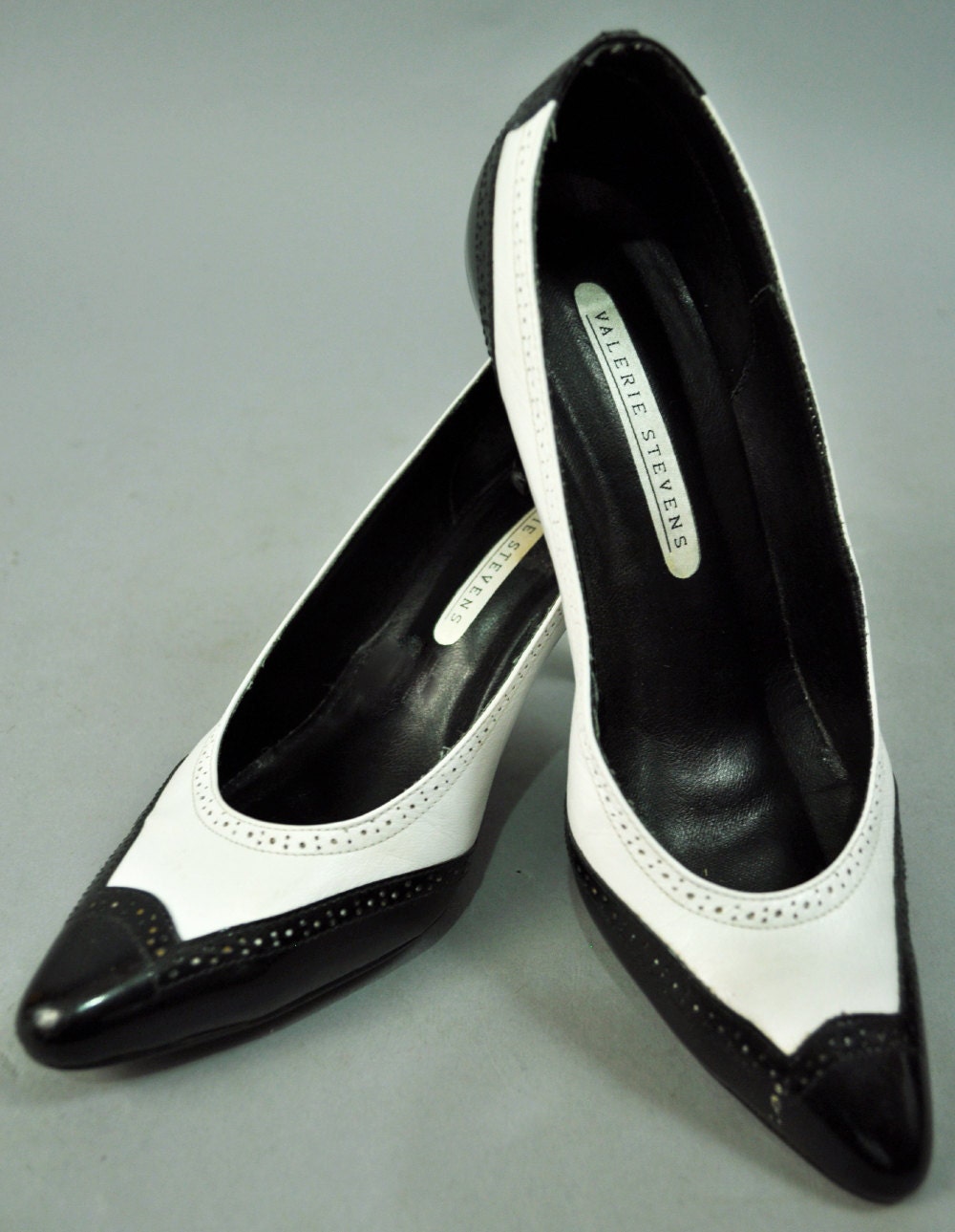 20 DOLLAR SALE Classic vintage black/white spectator pumps 8