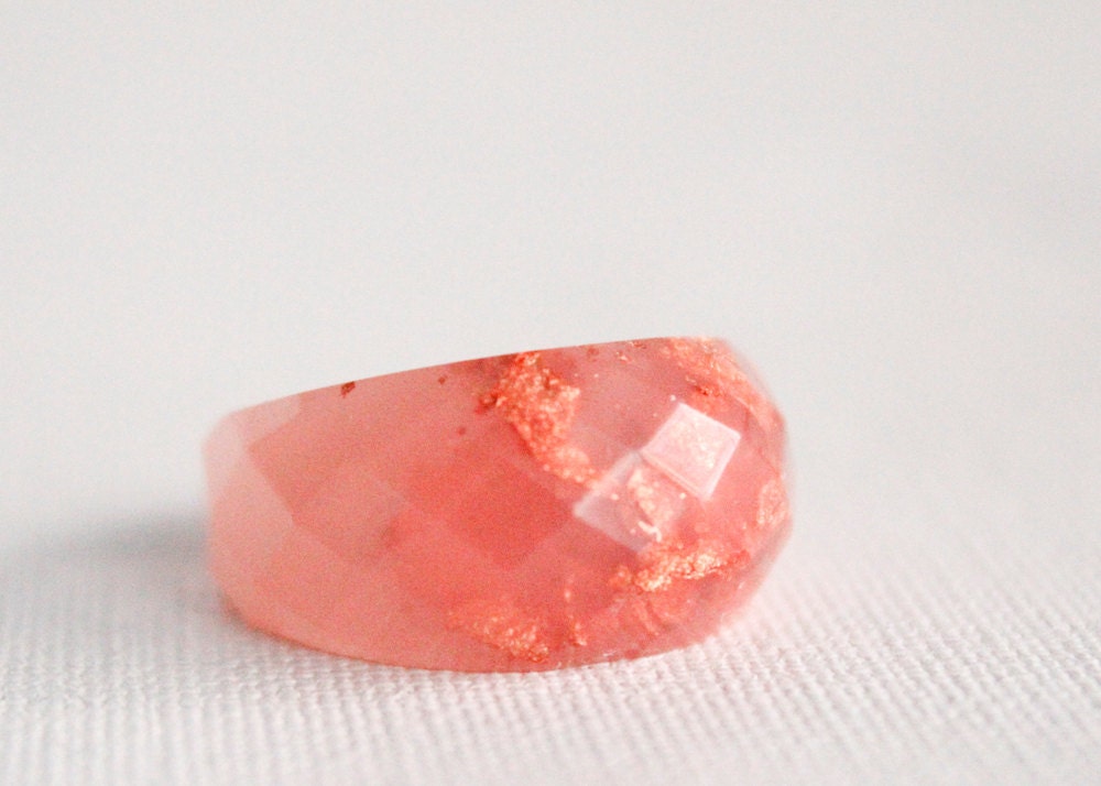 strawberry copper size 8 multifaceted eco resin ring with suspended copper flakes