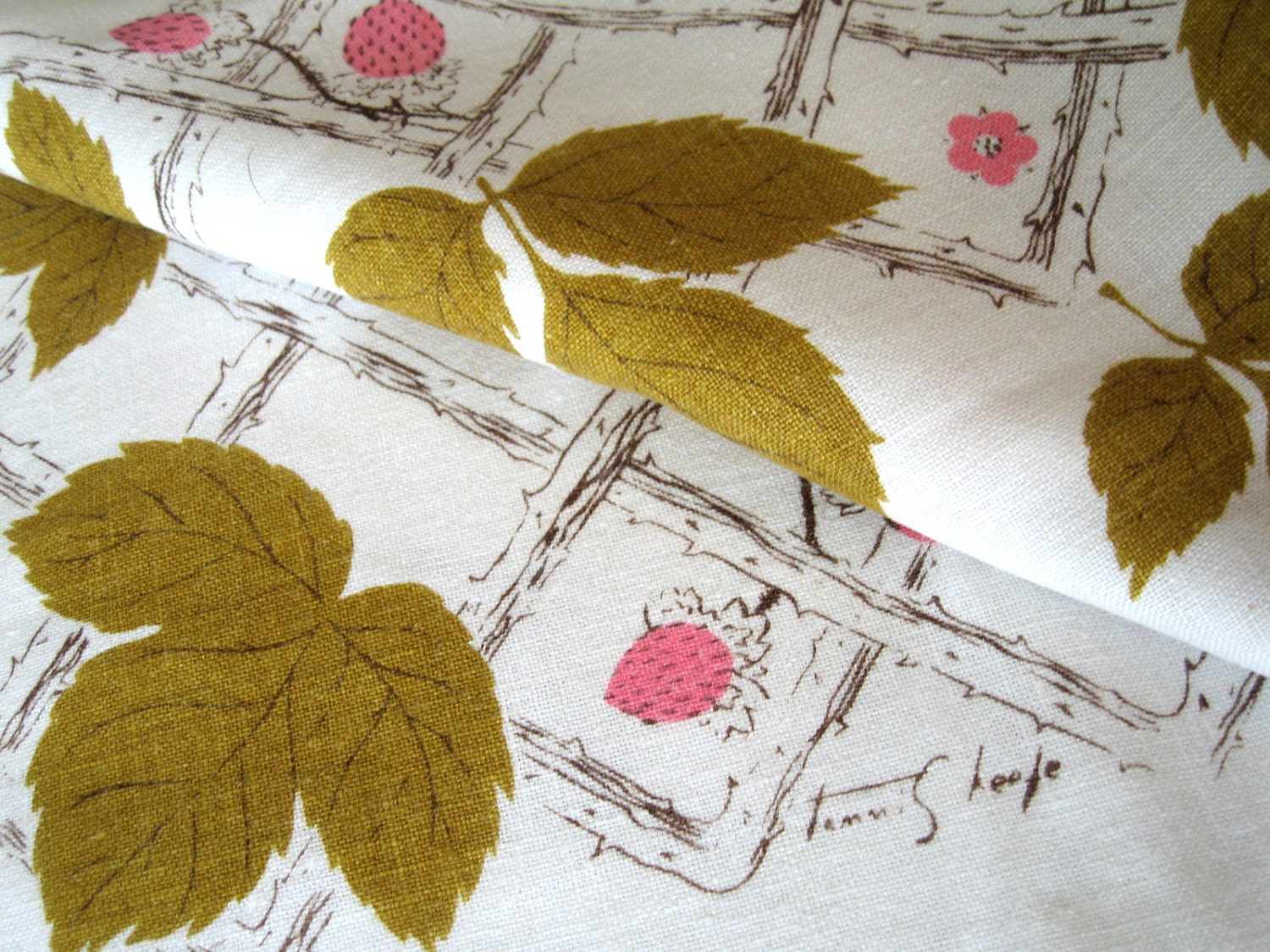 Tammis lattice and berries. Vtg 50-inch tablecloth, great condition.