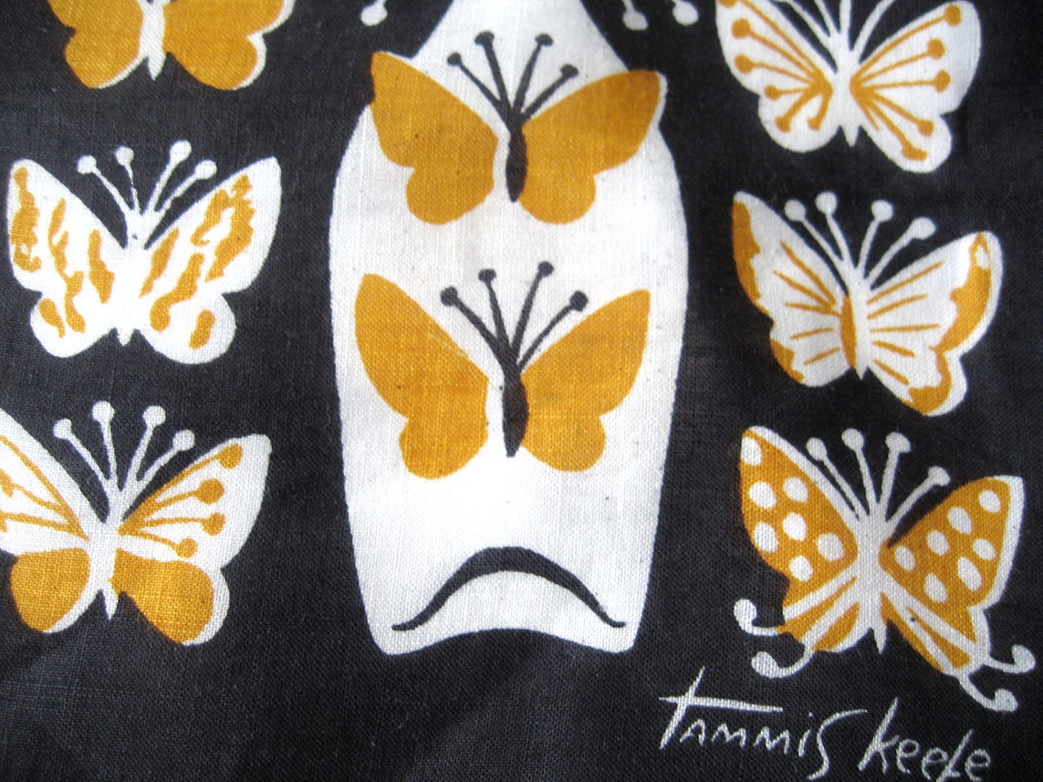 Flutterbys. Tammis vtg cocktail napkin, textile. Excellent condition.