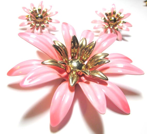 Vintage Sarah Coventry Pink "FASHION PETALS" 1960s Brooch and Earrings