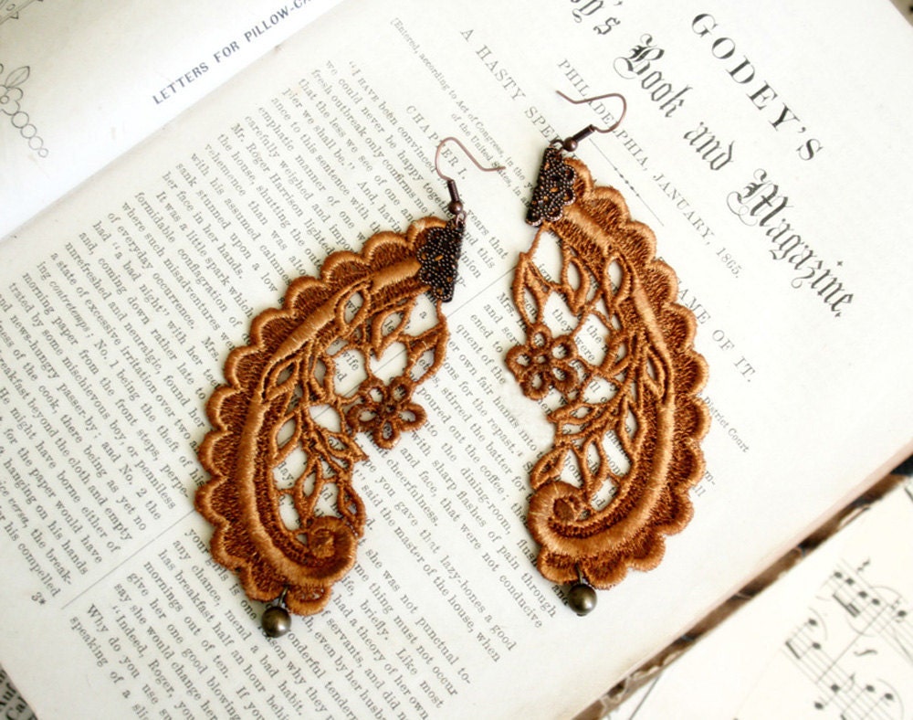 lace earrings -UMA- ombre amber gold